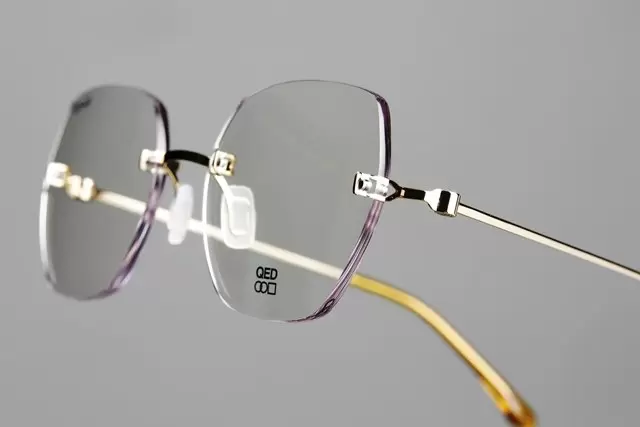 ПЕРЕОСМЫСЛЕНИЕ БЕЗОБОДКОВЫХ ОПРАВ